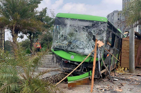 南寧一輛公交車突然失控撞向路邊致2人受傷 司機(jī)已被控制