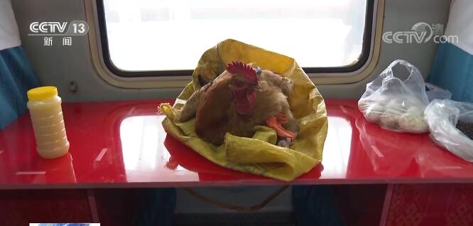 奮斗百年路 啟航新征程 | 慢火車上的“列車大集”助力鄉親們增收致富