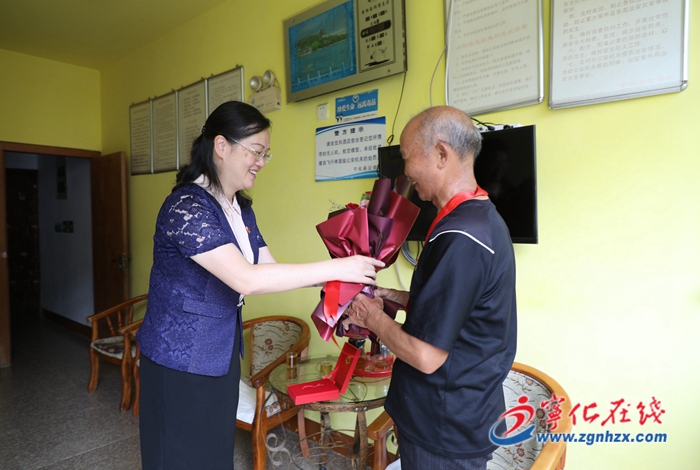 縣領(lǐng)導走訪慰問老黨員并頒發(fā)“光榮在黨50年”紀念章
