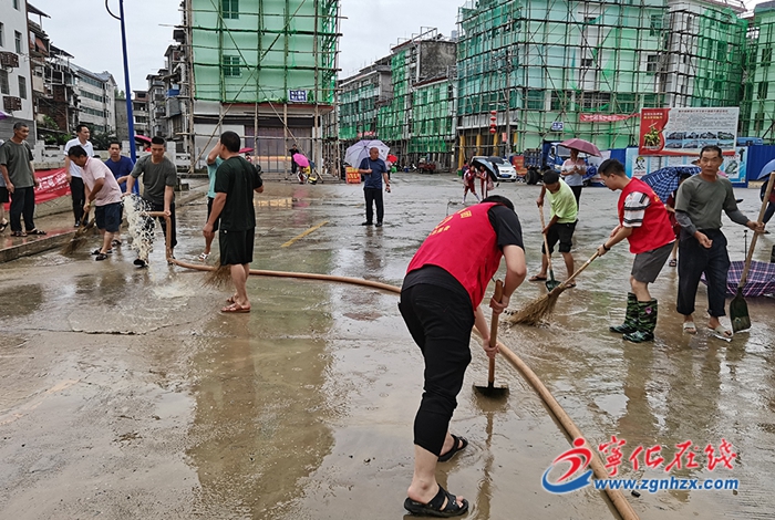 【我為群眾辦實事】寧化曹坊遭遇強降雨 干群凝心聚力清淤泥