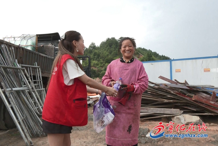 寧化：為鐵路一線建設者送“清涼”