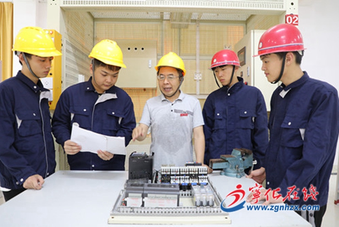 黨員教師的初心使命——記全國(guó)黃炎培職業(yè)教育杰出教師彭佩烘