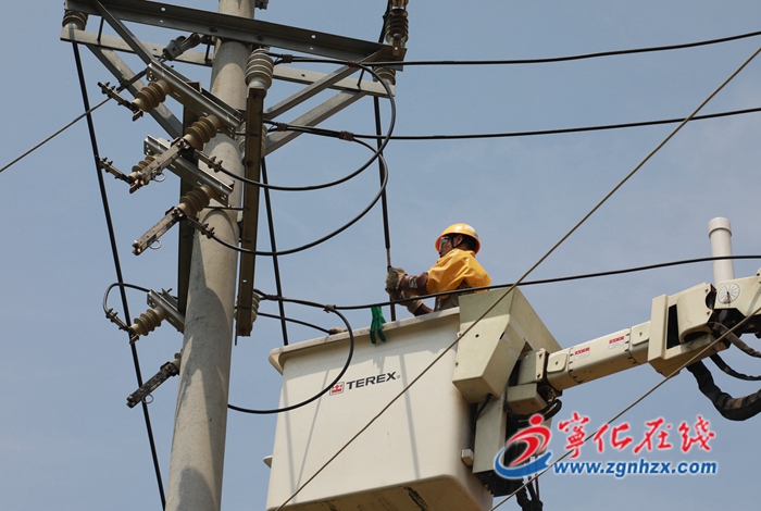 寧化:戰(zhàn)高溫,電力工人堅守一線