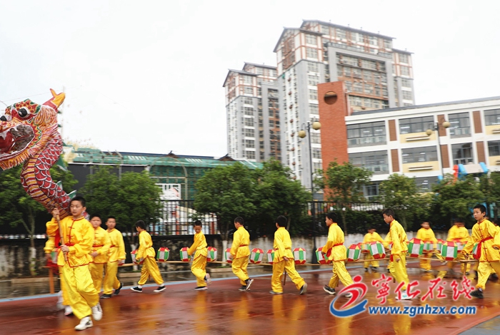 寧化:小學生舞動板凳龍