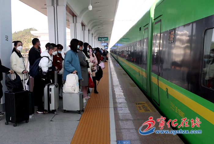 寧化火車站迎來(lái)返程客流高峰