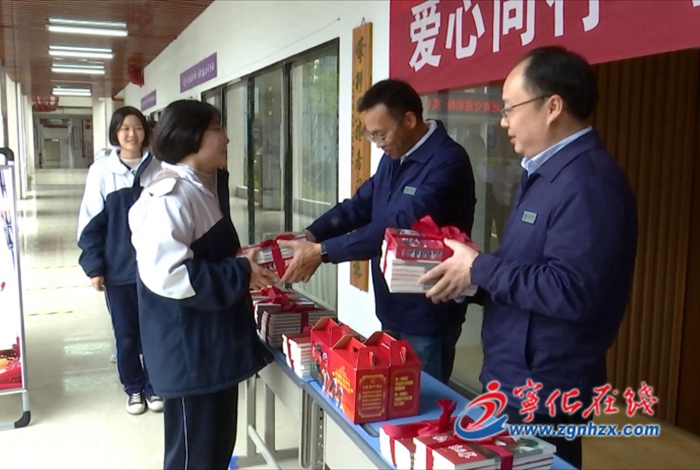寧化:愛心圖書進學校 公益捐贈暖人心
