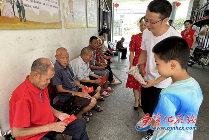 寧化安遠(yuǎn)鎮(zhèn):鄉(xiāng)賢慰問敬老院老人