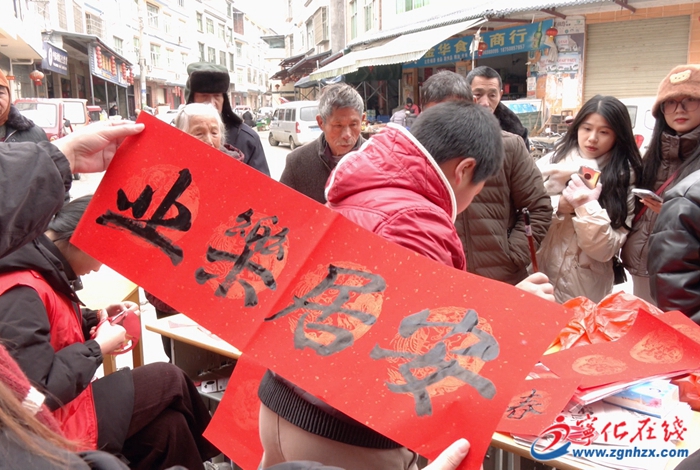新春走基層|迎新春送春聯,濃濃“年味”暖人心