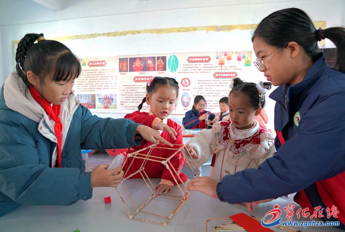 寧化:非遺花燈進校園,小手共繪民俗情