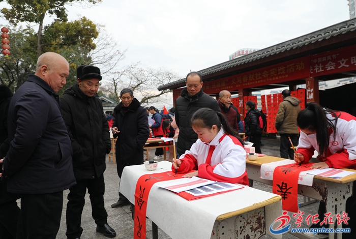 寧化14校師生志愿者義寫春聯送祝福