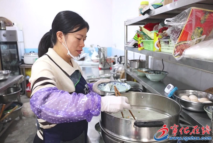 吳琴英:“頂梁柱”母親的小吃創(chuàng)業(yè)路