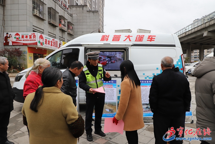 寧化交警大隊開展“美麗鄉村行 送電影下鄉”交通安全宣傳活動