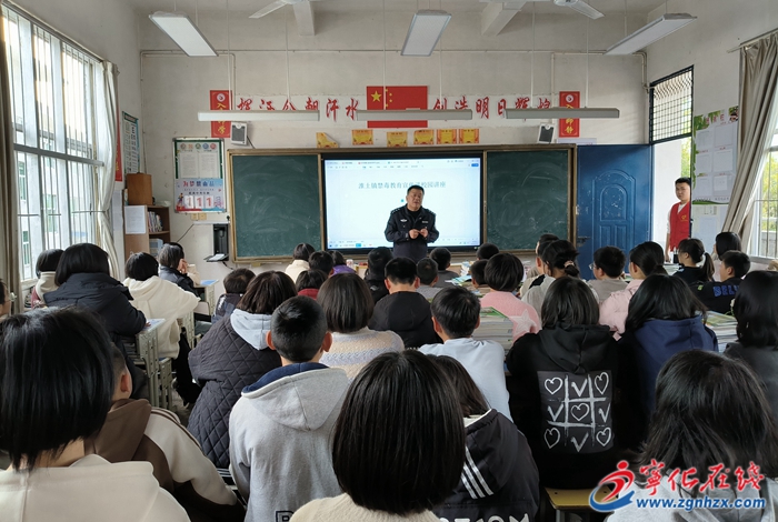 淮土初級(jí)中學(xué)開展法制知識(shí)進(jìn)課堂活動(dòng)