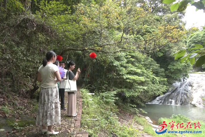 鄢偉:柔肩挑重擔 駐村更“助村”