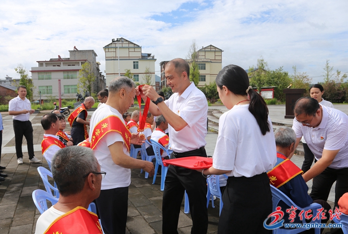 石壁鎮舉行“光榮在黨50年”紀念章頒發儀式