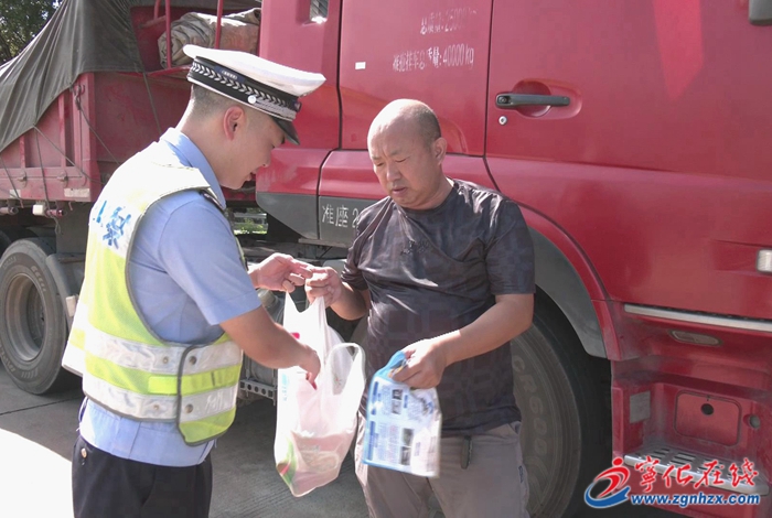 三明高速交警支隊五大隊開展“酷暑守護,贈送清涼”活動