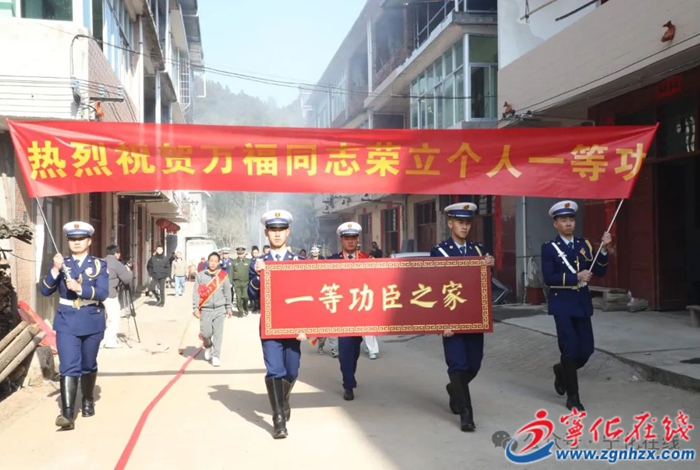 “世界冠軍”萬福:從武警戰士到消防英雄 汗水鑄就不忘初心