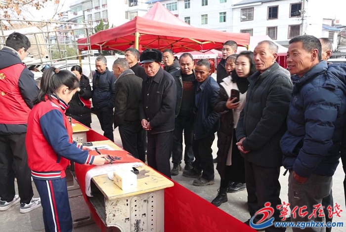 曹坊鎮開展“賞年畫過大年”義寫春聯送祝福活動