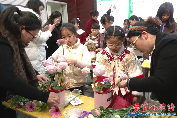 寧化縣青少年校外活動中心開展“三八”婦女節插花活動