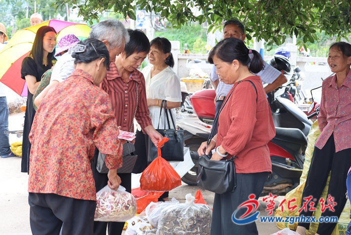 水茜鎮：野生菌早市火爆 拓寬群眾增收路