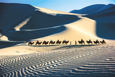 萬(wàn)名游客大漠駝背上度春節(jié)