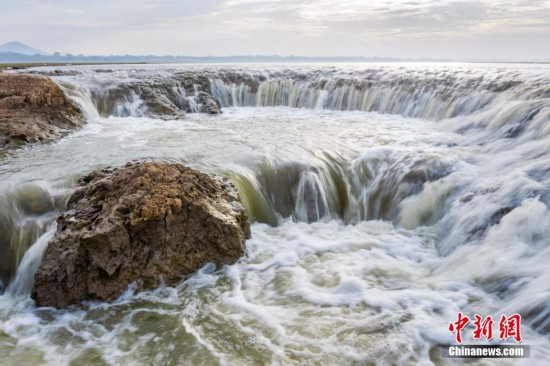 江西鄱陽湖濕地現(xiàn)“瀑布”奇觀