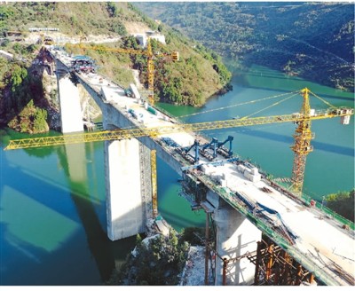 鄭萬(wàn)高鐵重慶段湯溪河雙線大橋合龍