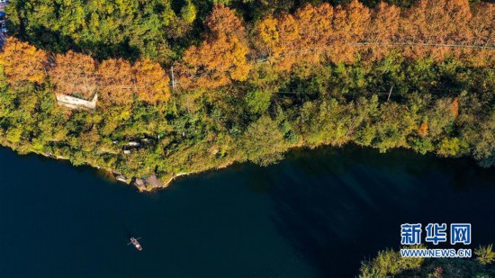 初冬阿哈湖景如畫(huà)