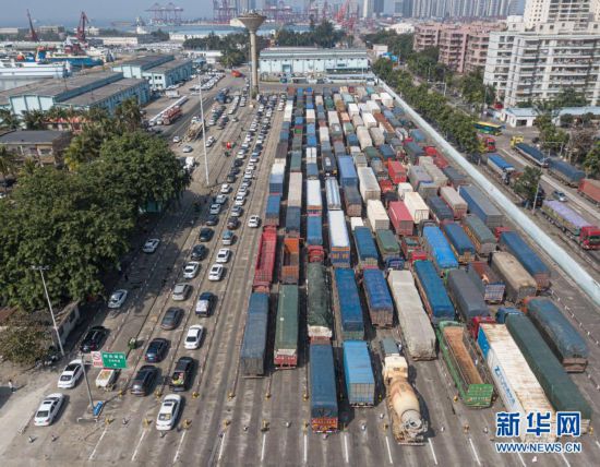 海口：瓊州海峽間歇性開停航 旅客車輛有序進出島