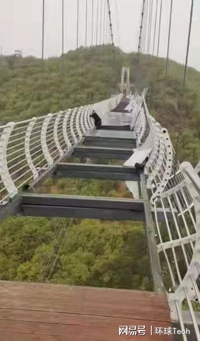 吉林一景區(qū)高空棧道玻璃掉落 男子被困半空中瑟瑟發(fā)抖