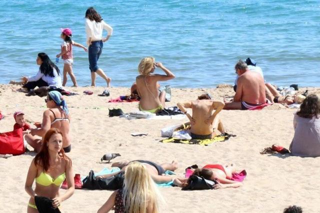 西班牙海灘上的這一景象，總能讓第一次來的中國游客臉紅心跳